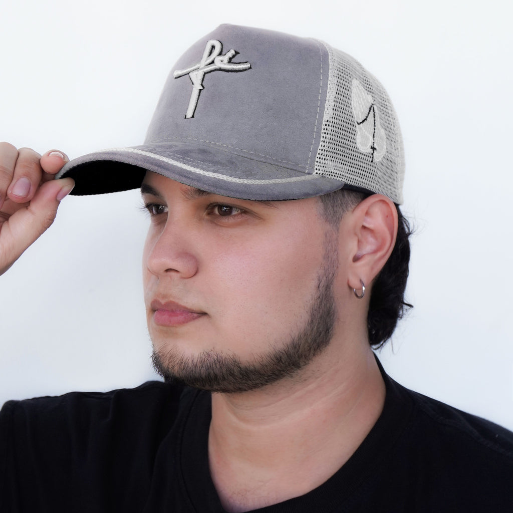 Gorra Gris Beige Agropecuaria – Bordado Fé y Manos Con Rosario